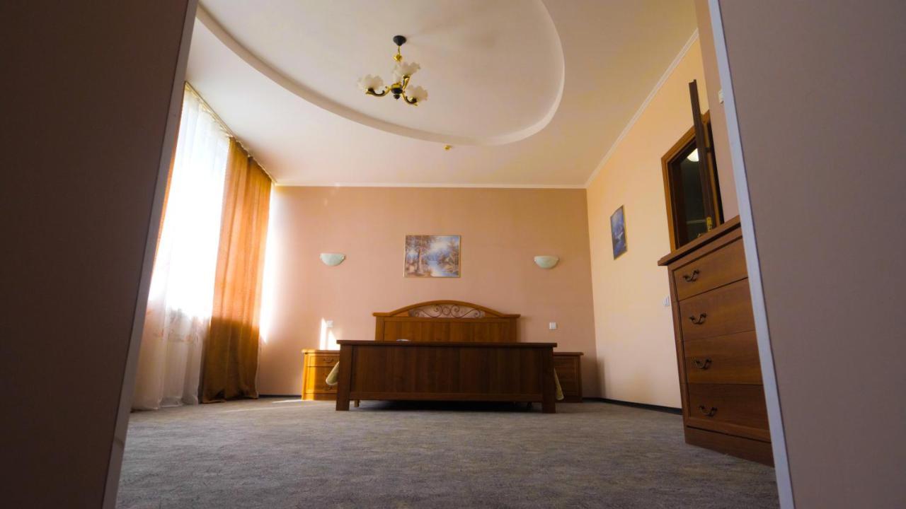Pectoral On Khortytsia Hotel Zaporizhia Ngoại thất bức ảnh